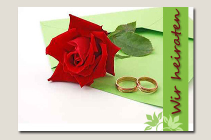 Einladung mit Eheringe, roter Rose und Briefumschlag