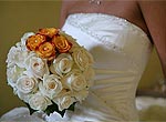 Brautstrauss aus weissen und orangen Rosen mit Perlen