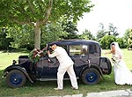 schwarzer Oldtimer mit Hochzeitspaar schwarzer Oldtimer mit Hochzeitspaar