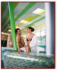 Bad zu zweit in der Holzbadewanne Bad zu zweit in der Holzbadewanne