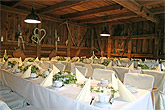 Feierscheune der Kolonieschaenke mit eingedeckter Hochzeitstafel