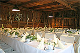 Feierscheune der Kolonieschaenke mit eingedeckter Hochzeitstafel Feierscheune der Kolonieschaenke mit eingedeckter Hochzeitstafel