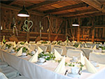 Feierscheune der Kolonieschaenke mit Hochzeitstafel Feierscheune der Kolonieschaenke mit Hochzeitstafel