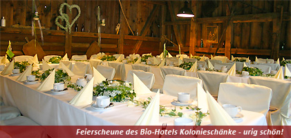 Feierscheune der Kolonieschaenke mit eingedeckter Hochzeitstafel Feierscheune der Kolonieschaenke mit eingedeckter Hochzeitstafel
