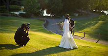 Fotograf macht Aufnahmen vom Hochzeitspaar im Park