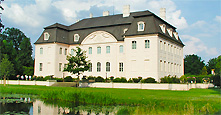 Foto des Schlosses im Branitzer Park, davor Schlossteich