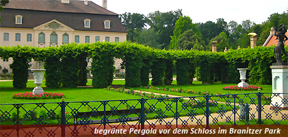 Schlossgebaeude rechts im Bild mit Park und Marstallgebaeude im Bild links