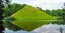Foto Branitzer Park mit Wasserpyramide im Sommer